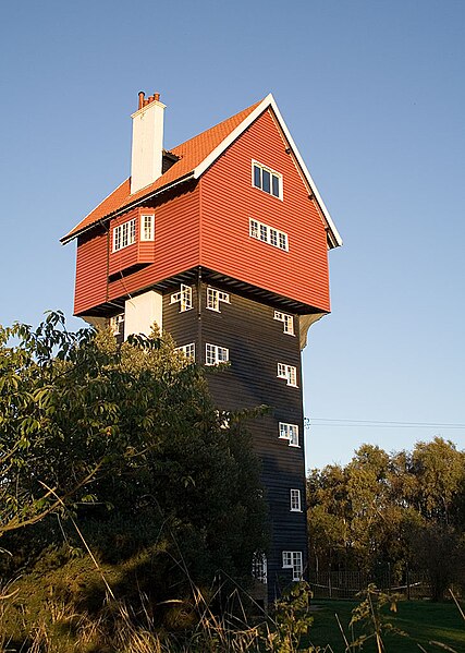 File:The House in the Clouds, Thorpeness.jpg